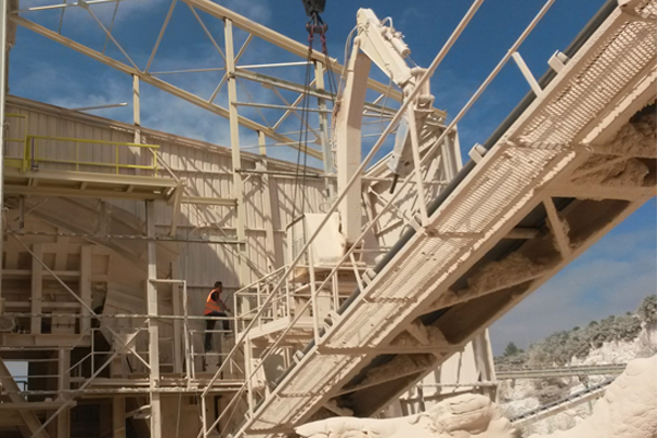 Indústria Cimento e Calcário, britagem de pedra e silos