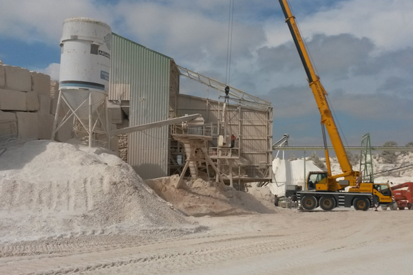 Indústria Cimento e Calcário, britagem de pedra e silos