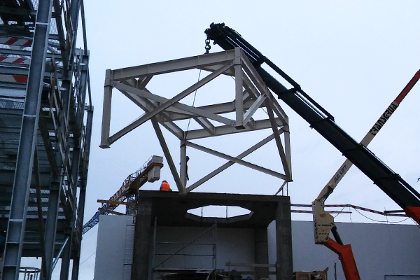 Indústria Cimento e Calcário, Casa de filtros, silos de coque com sistemas de alimentação pneumática, silos de enchimento e estruturas de suporte para outros silos.