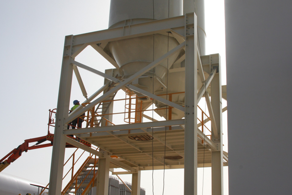 Indústria Cimento e Calcário, Casa de filtros, silos de coque com sistemas de alimentação pneumática, silos de enchimento e estruturas de suporte para outros silos.