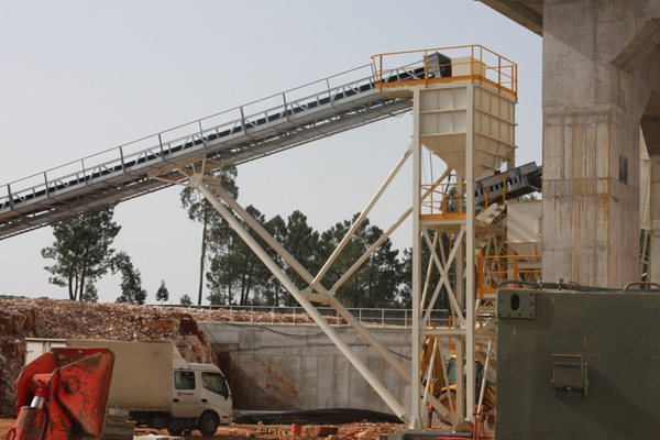 Indústria Cimento e Calcário, Casa de filtros, silos de coque com sistemas de alimentação pneumática, silos de enchimento e estruturas de suporte para outros silos.